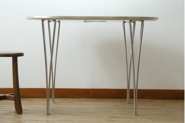 中古　FRITZ HANSEN(フリッツハンセン)　数学的曲線でデザインされたスーパー円テーブル　現行定価約34万円　(R-089008)