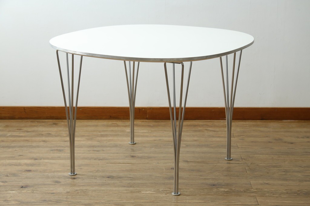 中古　FRITZ HANSEN(フリッツハンセン)　数学的曲線でデザインされたスーパー円テーブル　現行定価約34万円　(R-089008)