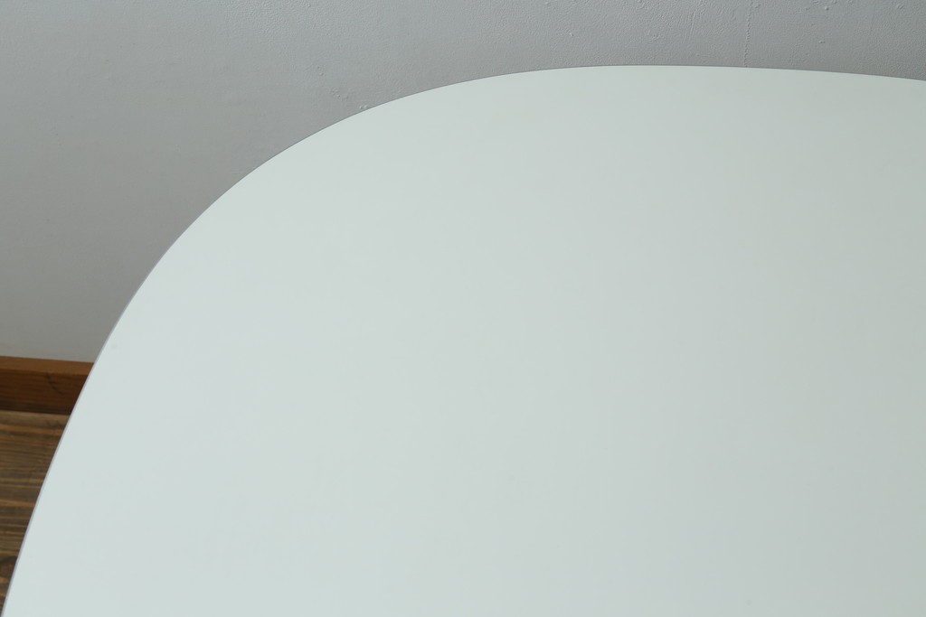 中古　FRITZ HANSEN(フリッツハンセン)　数学的曲線でデザインされたスーパー円テーブル　現行定価約34万円　(R-089008)