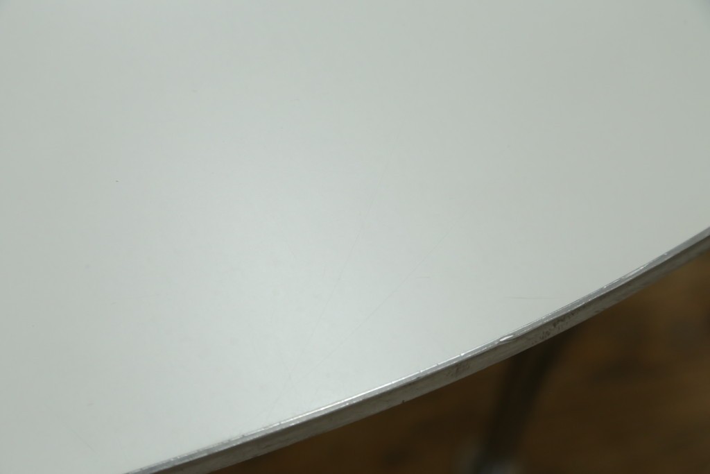 中古　FRITZ HANSEN(フリッツハンセン)　数学的曲線でデザインされたスーパー円テーブル　現行定価約34万円　(R-089008)