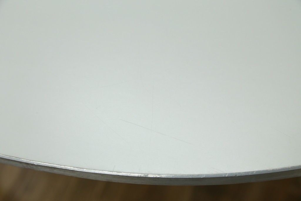 中古　FRITZ HANSEN(フリッツハンセン)　数学的曲線でデザインされたスーパー円テーブル　現行定価約34万円　(R-089008)