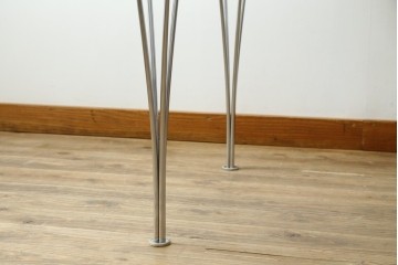 中古　FRITZ HANSEN(フリッツハンセン)　数学的曲線でデザインされたスーパー円テーブル　現行定価約34万円　(R-089008)