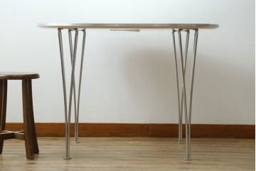 中古　FRITZ HANSEN(フリッツハンセン)　数学的曲線でデザインされたスーパー円テーブル　現行定価約34万円　(R-089008)