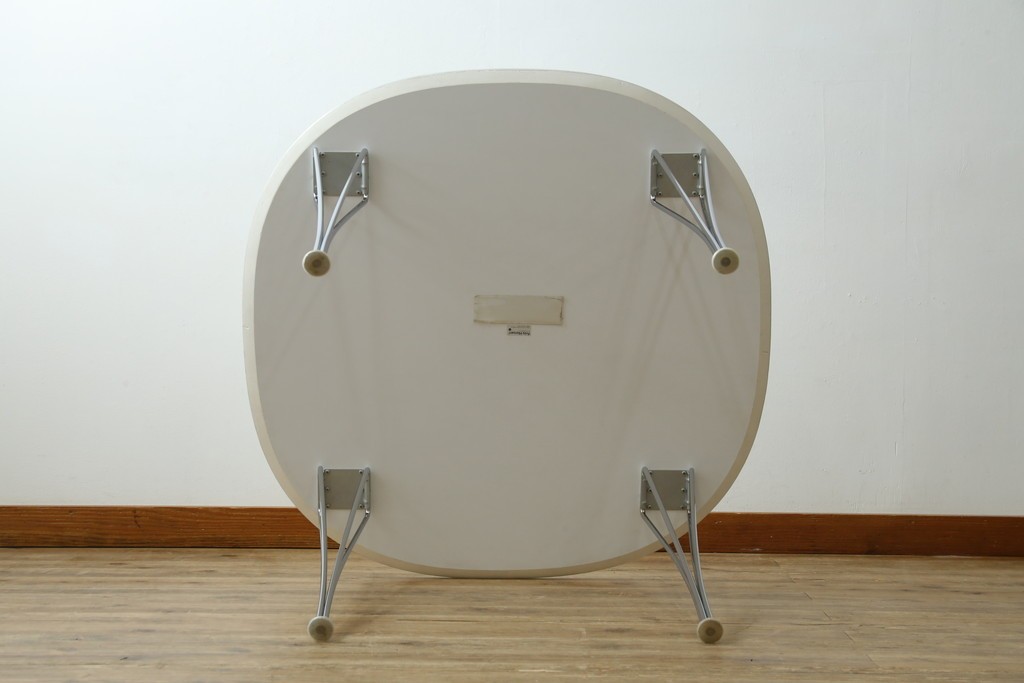 中古　FRITZ HANSEN(フリッツハンセン)　数学的曲線でデザインされたスーパー円テーブル　現行定価約34万円　(R-089008)