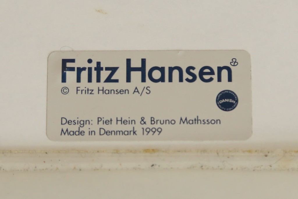 中古　FRITZ HANSEN(フリッツハンセン)　数学的曲線でデザインされたスーパー円テーブル　現行定価約34万円　(R-089008)