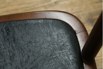 和製ヴィンテージ　希少モデル　秋田木工　合皮　丸みのある背もたれがかわいらしいロッキングチェア　(R-089012)