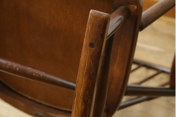 和製ヴィンテージ　希少モデル　秋田木工　合皮　丸みのある背もたれがかわいらしいロッキングチェア　(R-089012)
