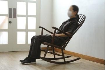 和製ヴィンテージ　希少モデル　秋田木工　合皮　丸みのある背もたれがかわいらしいロッキングチェア　(R-089012)