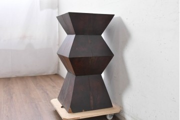 アジアンヴィンテージ　バリ島　無垢材　幾何学的なフォルムが目を引くアンティーク調の花台　(R-089028)