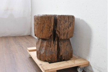 アジアンアンティーク　バリ島　プランターカバーとしておすすめ!!　穀物用　歳月が生み出した自然の造形美のくり抜き木臼　(R-089029)