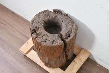 アジアンアンティーク　バリ島　プランターカバーとしておすすめ!!　穀物用　歳月が生み出した自然の造形美のくり抜き木臼　(R-089029)