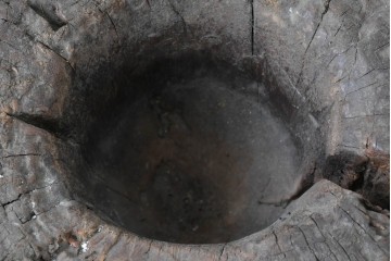 アジアンアンティーク　バリ島　プランターカバーとしておすすめ!!　穀物用　歳月が生み出した自然の造形美のくり抜き木臼　(R-089029)