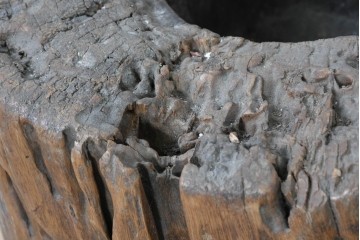アジアンアンティーク　バリ島　プランターカバーとしておすすめ!!　穀物用　歳月が生み出した自然の造形美のくり抜き木臼　(R-089029)