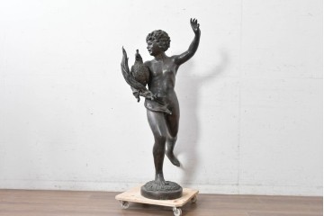 フランスアンティーク　羽根や髪の彫りが細やかな少年とにわとりのブロンズ像　(R-089031)