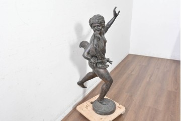 フランスアンティーク　羽根や髪の彫りが細やかな少年とにわとりのブロンズ像　(R-089031)