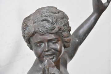 フランスアンティーク　羽根や髪の彫りが細やかな少年とにわとりのブロンズ像　(R-089031)