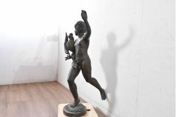 フランスアンティーク　羽根や髪の彫りが細やかな少年とにわとりのブロンズ像　(R-089031)