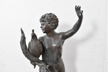 フランスアンティーク　羽根や髪の彫りが細やかな少年とにわとりのブロンズ像　(R-089031)