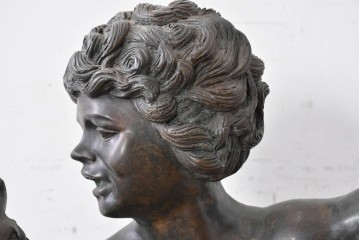 フランスアンティーク　羽根や髪の彫りが細やかな少年とにわとりのブロンズ像　(R-089031)