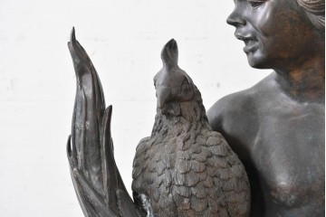 フランスアンティーク　羽根や髪の彫りが細やかな少年とにわとりのブロンズ像　(R-089031)