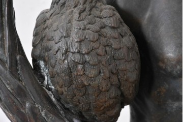 フランスアンティーク　羽根や髪の彫りが細やかな少年とにわとりのブロンズ像　(R-089031)