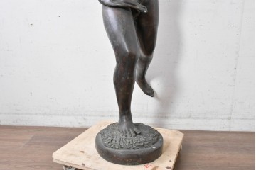 フランスアンティーク　羽根や髪の彫りが細やかな少年とにわとりのブロンズ像　(R-089031)