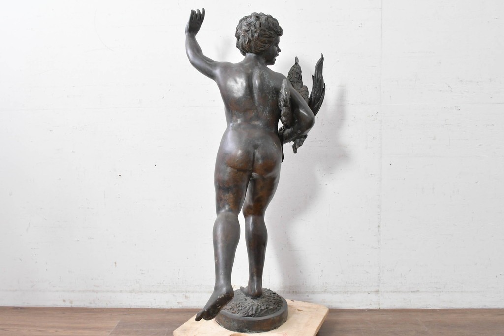 フランスアンティーク　羽根や髪の彫りが細やかな少年とにわとりのブロンズ像　(R-089031)