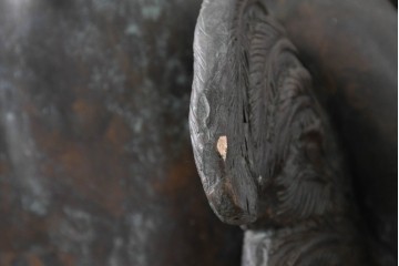 フランスアンティーク　羽根や髪の彫りが細やかな少年とにわとりのブロンズ像　(R-089031)