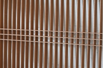 ヴィンテージ建具　昭和後期　繊細な縦桟が整然と並ぶ筬欄間2枚セット　(R-089045)