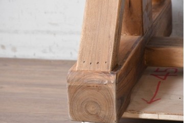 中古　美品　チーク無垢材　重厚な脚組みが印象的なダイニングテーブル　(R-089049)