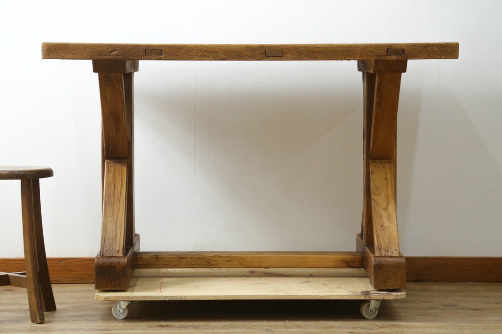 中古　美品　チーク無垢材　重厚な脚組みが印象的なダイニングテーブル　(R-089049)