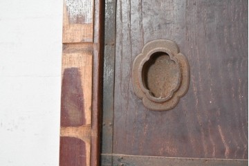 アンティーク建具　明治期　新潟産　総欅(ケヤキ)材　重厚な金具が目を引く蔵戸1枚　(R-089051)