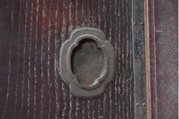 アンティーク建具　明治期　新潟産　総欅(ケヤキ)材　重厚な金具が目を引く蔵戸1枚　(R-089051)