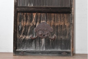 アンティーク建具　明治期　重厚な金具が目を引く格子蔵戸1枚　(R-089053)