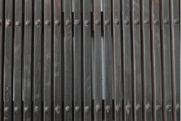 アンティーク建具　明治期　重厚な金具が目を引く格子蔵戸1枚　(R-089053)