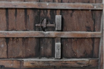 アンティーク建具　明治期　重厚な金具が目を引く格子蔵戸1枚　(R-089053)