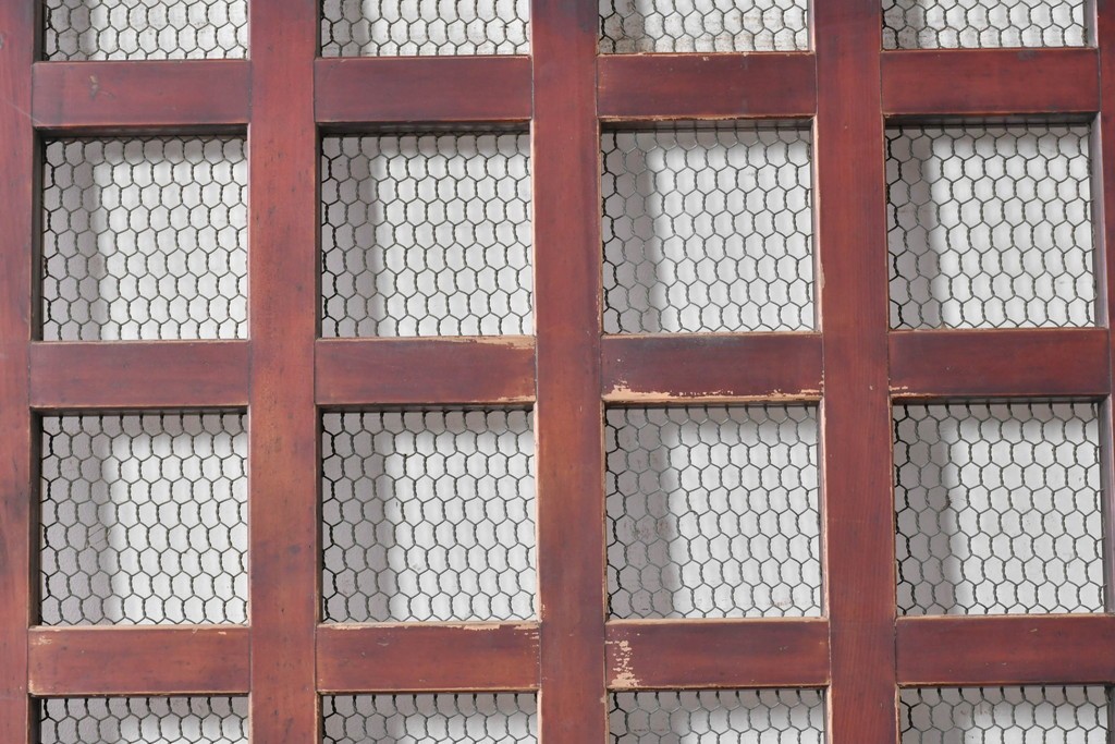 アンティーク建具　明治から大正期　檜(ヒノキ)材　格子とくぐり戸が趣ある蔵戸1枚　(R-089054)