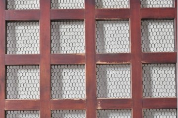 アンティーク建具　明治から大正期　檜(ヒノキ)材　格子とくぐり戸が趣ある蔵戸1枚　(R-089054)