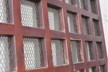 アンティーク建具　明治から大正期　檜(ヒノキ)材　格子とくぐり戸が趣ある蔵戸1枚　(R-089054)