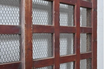 アンティーク建具　明治から大正期　檜(ヒノキ)材　格子とくぐり戸が趣ある蔵戸1枚　(R-089054)