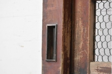 アンティーク建具　明治から大正期　檜(ヒノキ)材　格子とくぐり戸が趣ある蔵戸1枚　(R-089054)