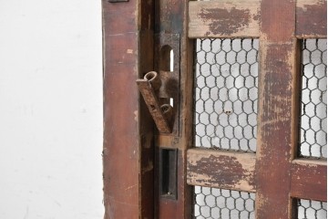 アンティーク建具　明治から大正期　檜(ヒノキ)材　格子とくぐり戸が趣ある蔵戸1枚　(R-089054)