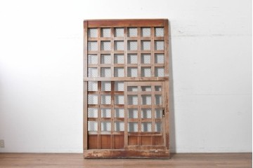 アンティーク建具　明治から大正期　檜(ヒノキ)材　格子とくぐり戸が趣ある蔵戸1枚　(R-089054)