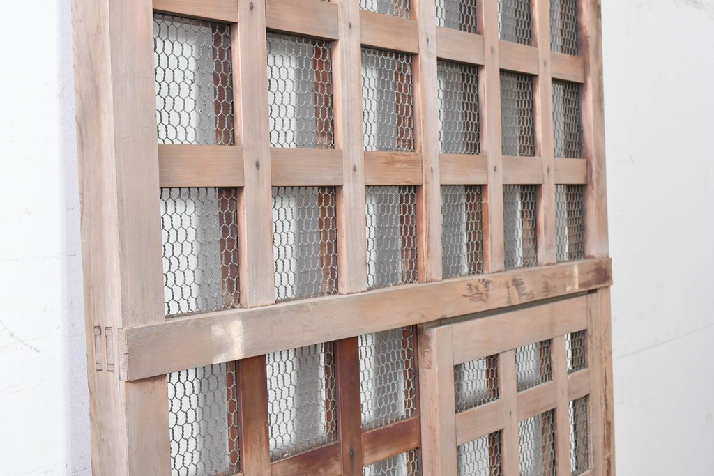 アンティーク建具　明治から大正期　檜(ヒノキ)材　格子とくぐり戸が趣ある蔵戸1枚　(R-089054)