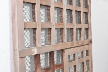 アンティーク建具　明治から大正期　檜(ヒノキ)材　格子とくぐり戸が趣ある蔵戸1枚　(R-089054)