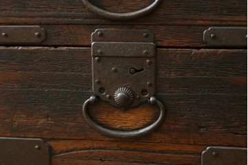 和製アンティーク　江戸期から明治期　時代箪笥らしい重厚な佇まいの刀箪笥　(R-089057)