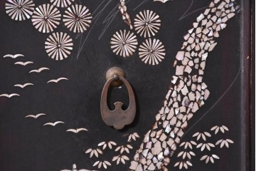 和製アンティーク　漆塗り　螺鈿が映える華やかな茶棚　(R-089058)