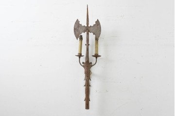 イギリスヴィンテージ　斧を思わせる重厚な装飾が目を引くキャンドルスタンド型ウォールライト　(R-089067)