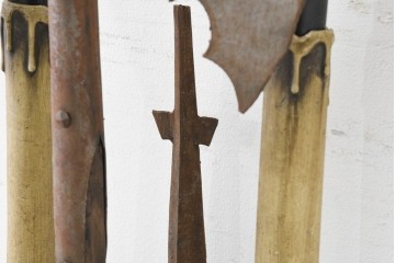 イギリスヴィンテージ　斧を思わせる重厚な装飾が目を引くキャンドルスタンド型ウォールライト　(R-089067)