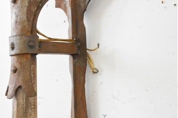 イギリスヴィンテージ　斧を思わせる装飾が目を引くキャンドルスタンド型ウォールライト　(R-089068)
